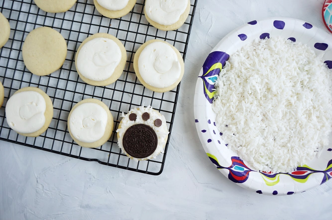 Polar bear sugar cookies with paw and toes Polar bear sugar cookies